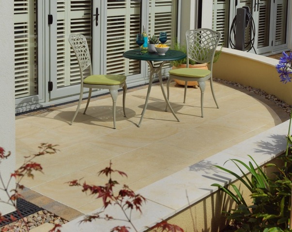 Burgh Castle - Pavestone Dolomite French Limestone
Winner of the Huws Gray Landscaper of the Year